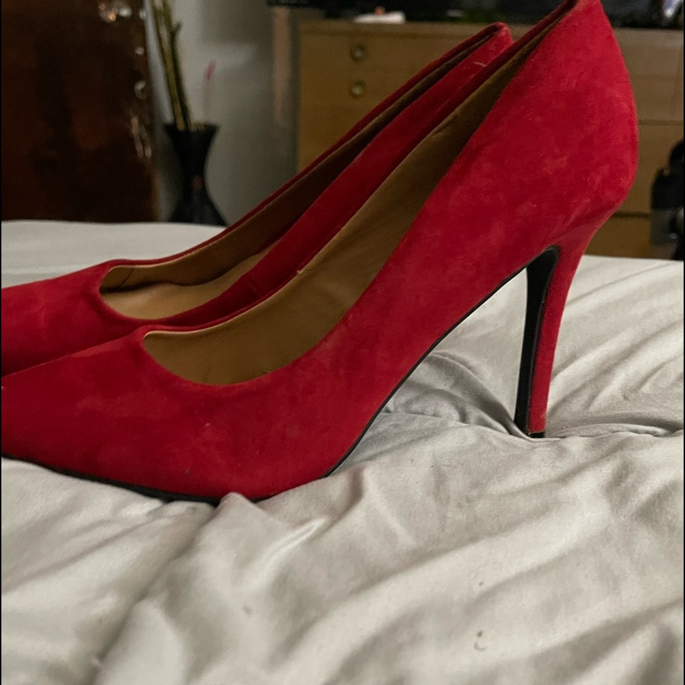 Red pumps - Picture 2 of 2